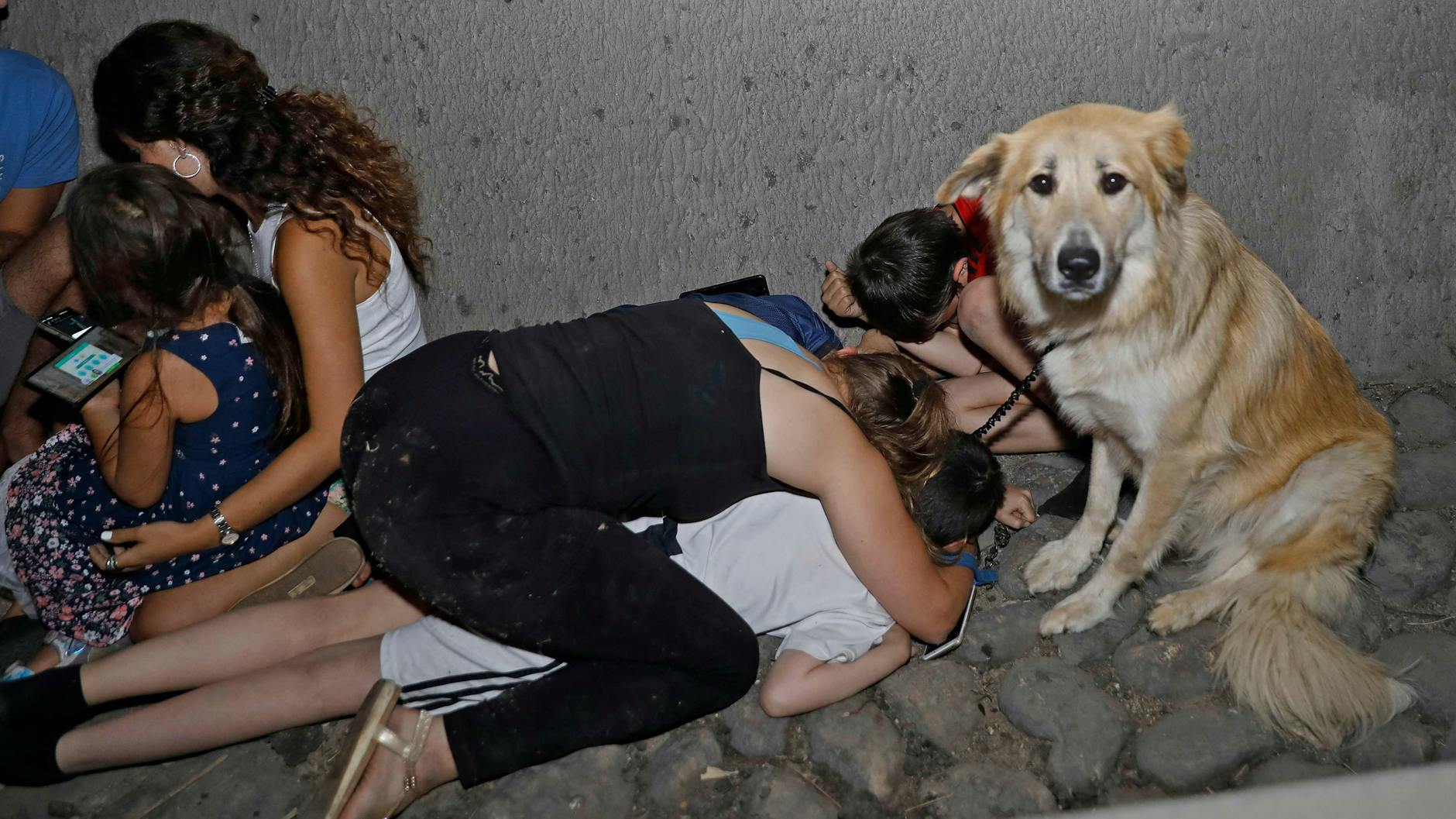 Israelis suchen unter einer Brücke in Tel Aviv Schutz vor einem Raketenangriff. 