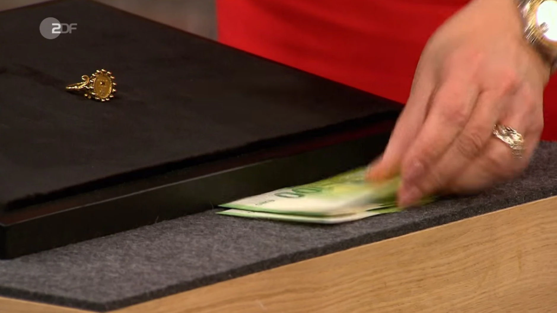 680 Euro zahlt&nbsp;„Bares für Rares“-Händlerin&nbsp;Elke Velten für den Ring.
