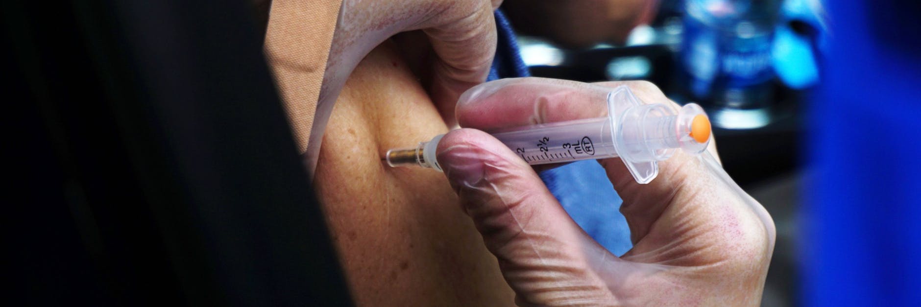 Die Impfungen schreiten voran – je mehr, desto größer wird der Wunsch der übrigen Impfwilligen, auch endlich dran zu sein. Tausende versuchen es mit Tricks oder sogar falschen Angaben.