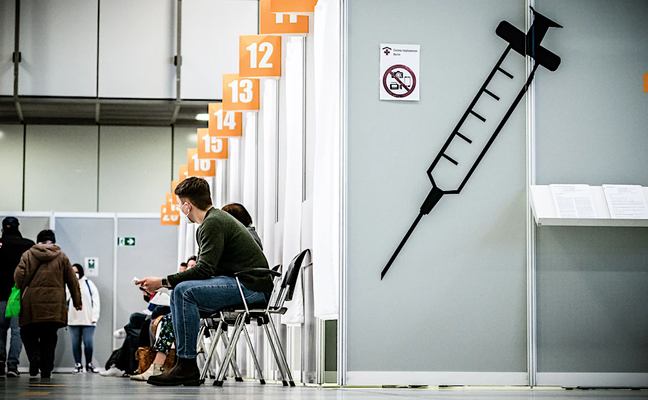Sie haben ihren Termin wahrgenommen: Impflinge warten im Corona Impfzentrum Messe Berlin auf ihre Impfung.