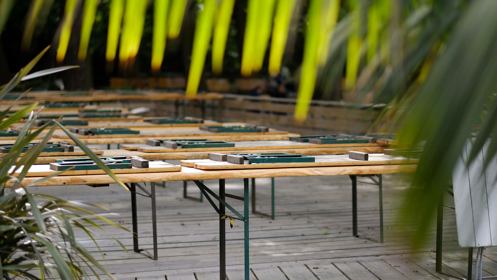 Leere Bänke im Café am Neuen See im Tiergarten. Wäre schön, wenn es hier bald wieder losgeht.<br>