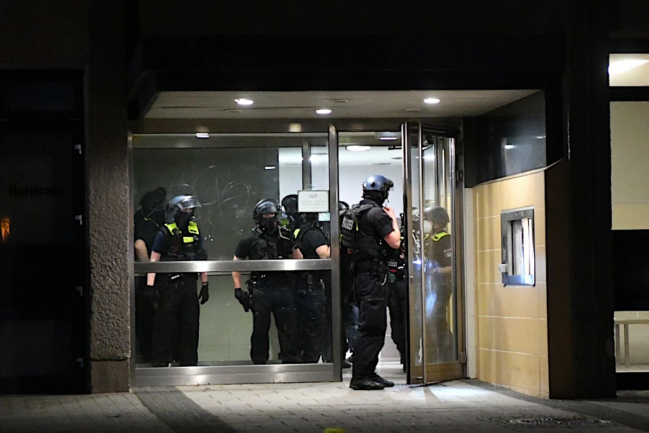 Polizeikräfte am Eingang des Hochhauses