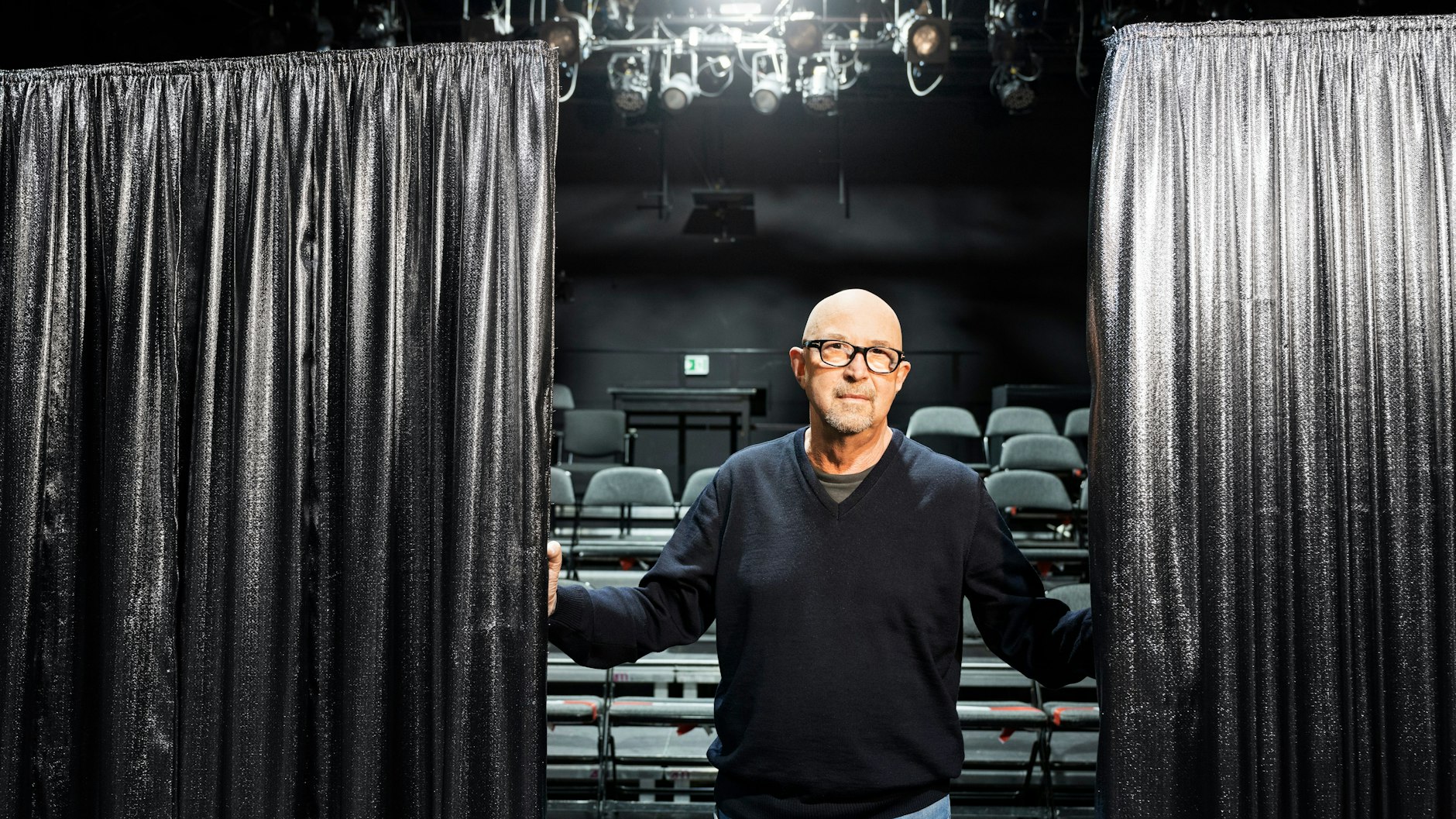 Manuel Soubeyrand, Intendant der Neuen Bühne Senftenberg, im Kulissenlager des Theaters.