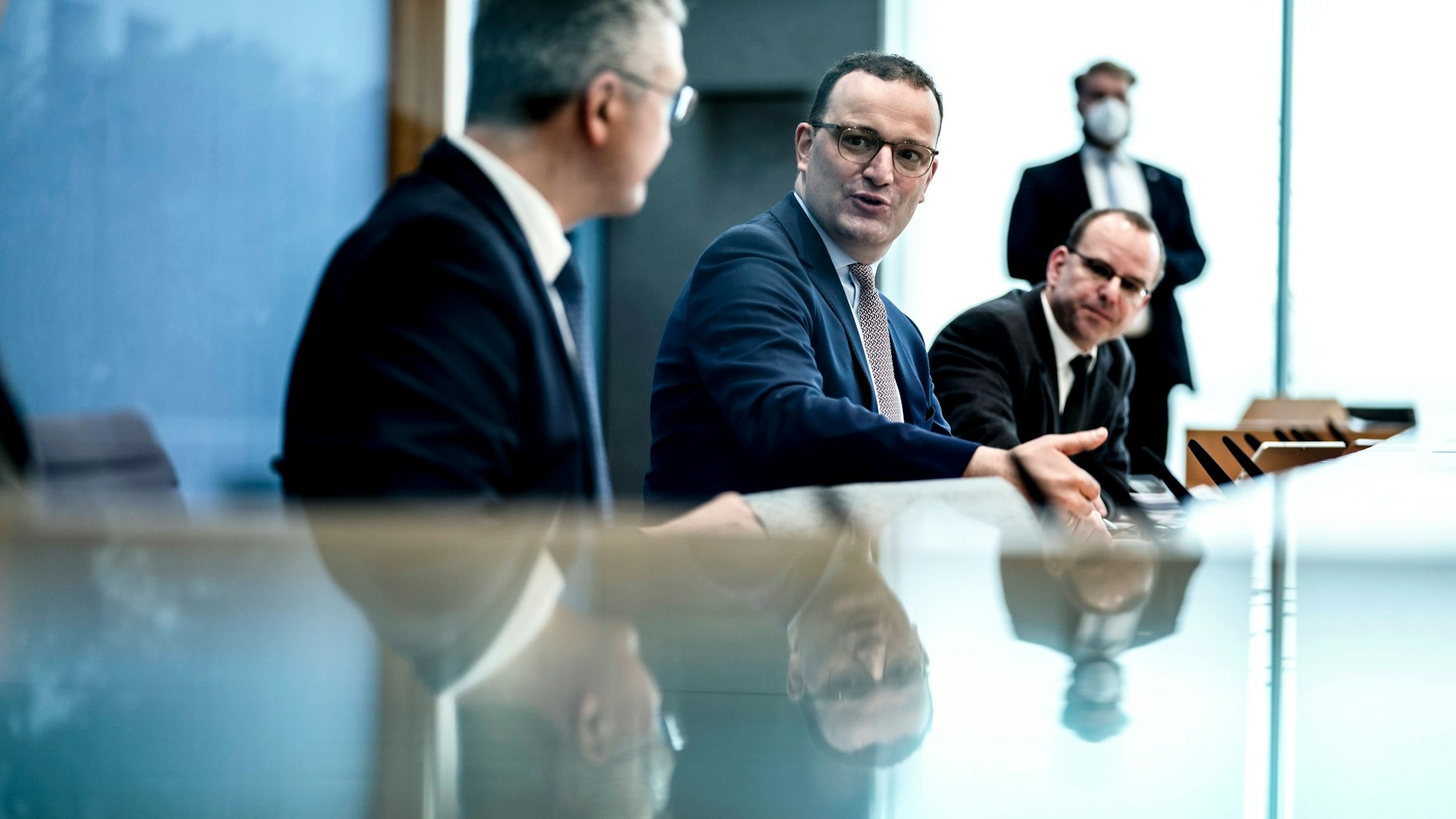 Ringen immer wieder um verlässliche Corona-Vorhersagen: Bundesminister für Gesundheit Jens Spahn (M.) gemeinsam mit Dr. Lothar H. Wieler, Präsident Robert-Koch-Institut RKI (l.).