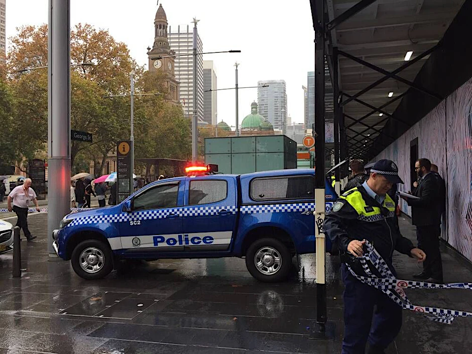 Die australische Polizei ermittelt, nachdem ein 13-Jähriger bei einem Nickerchen im Müllcontainer ums Leben kam.