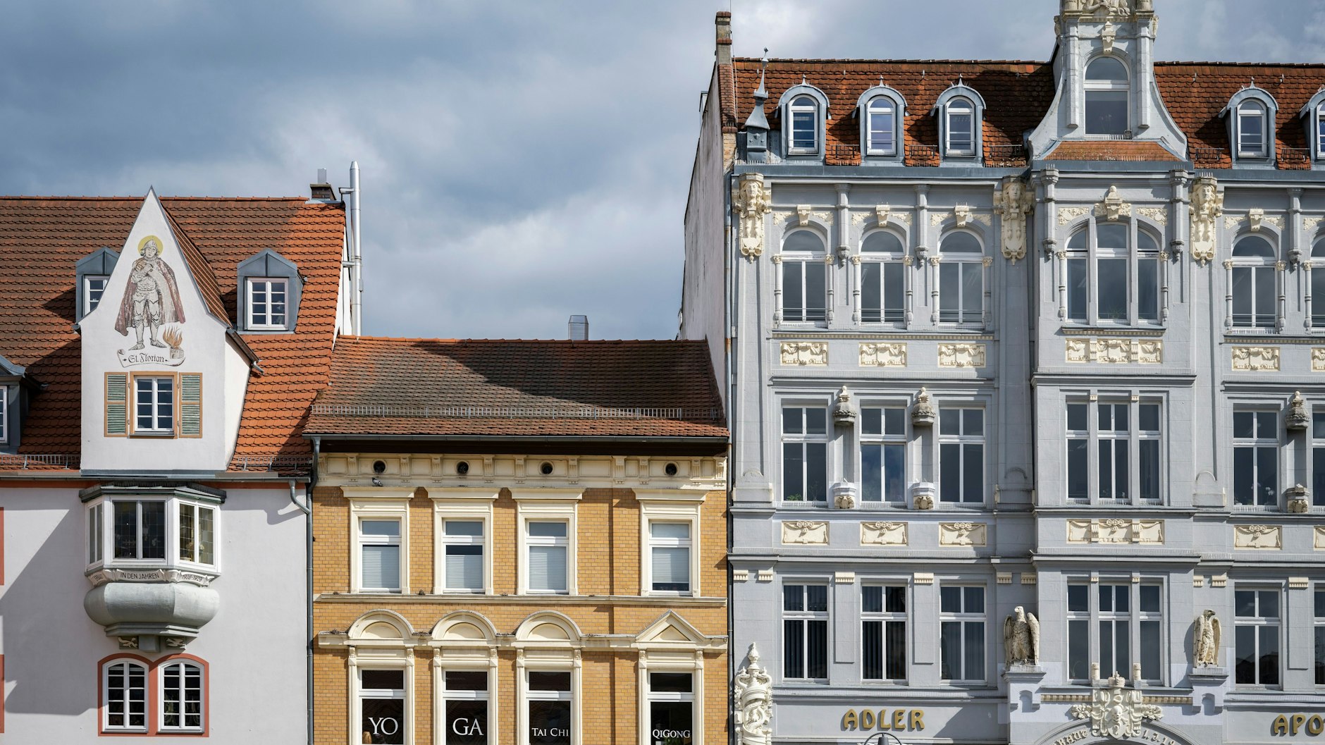 Senftenberger Altstadtkulisse: Fassaden am Marktplatz, rechts die Adler-Apotheke.