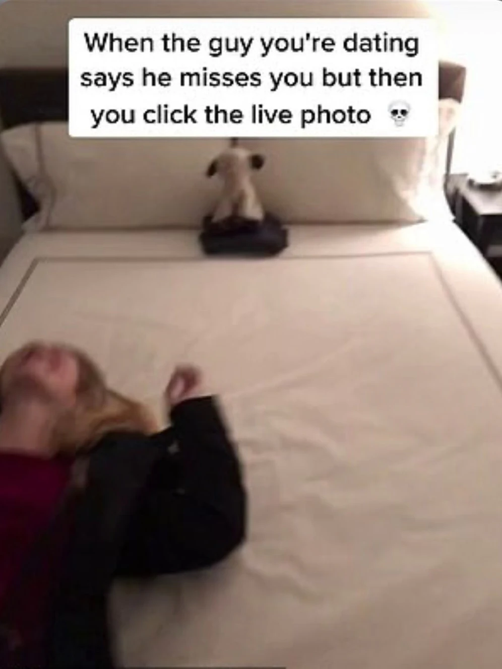 ... aber hier fällt die fremde Blondine rücklings lachend aufs Bett.
