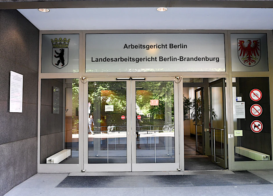 Das Landesarbeitsgericht Berlin-Brandenburg hat die Kündigung eines mutmaßlichen rechtsextremen Lehrers als wirksam erklärt.&nbsp;
