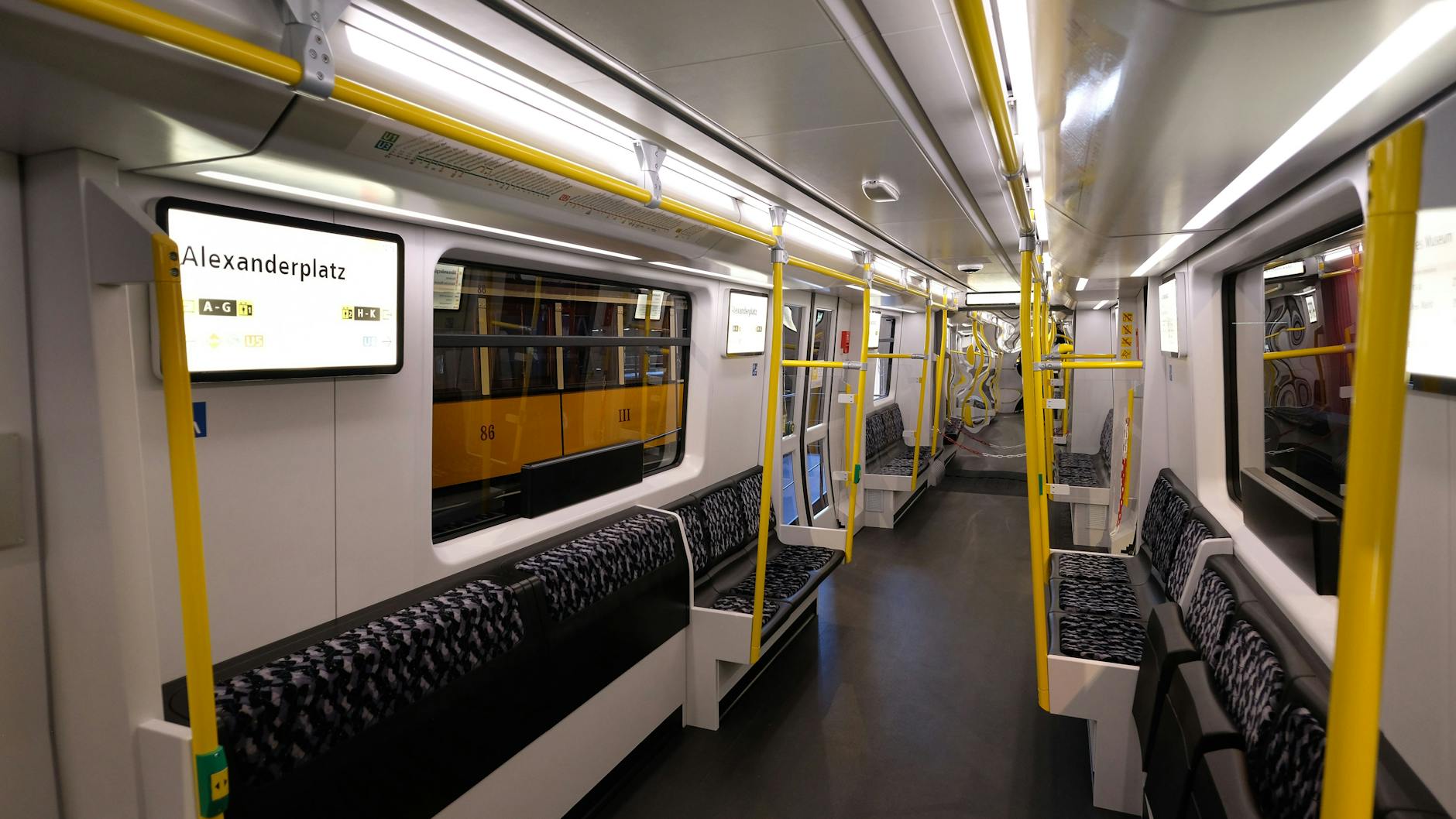 Großzügiger Raumeindruck: Im Inneren des 1:1-Modells stören keine quer montierten Bildschirme den Blick.