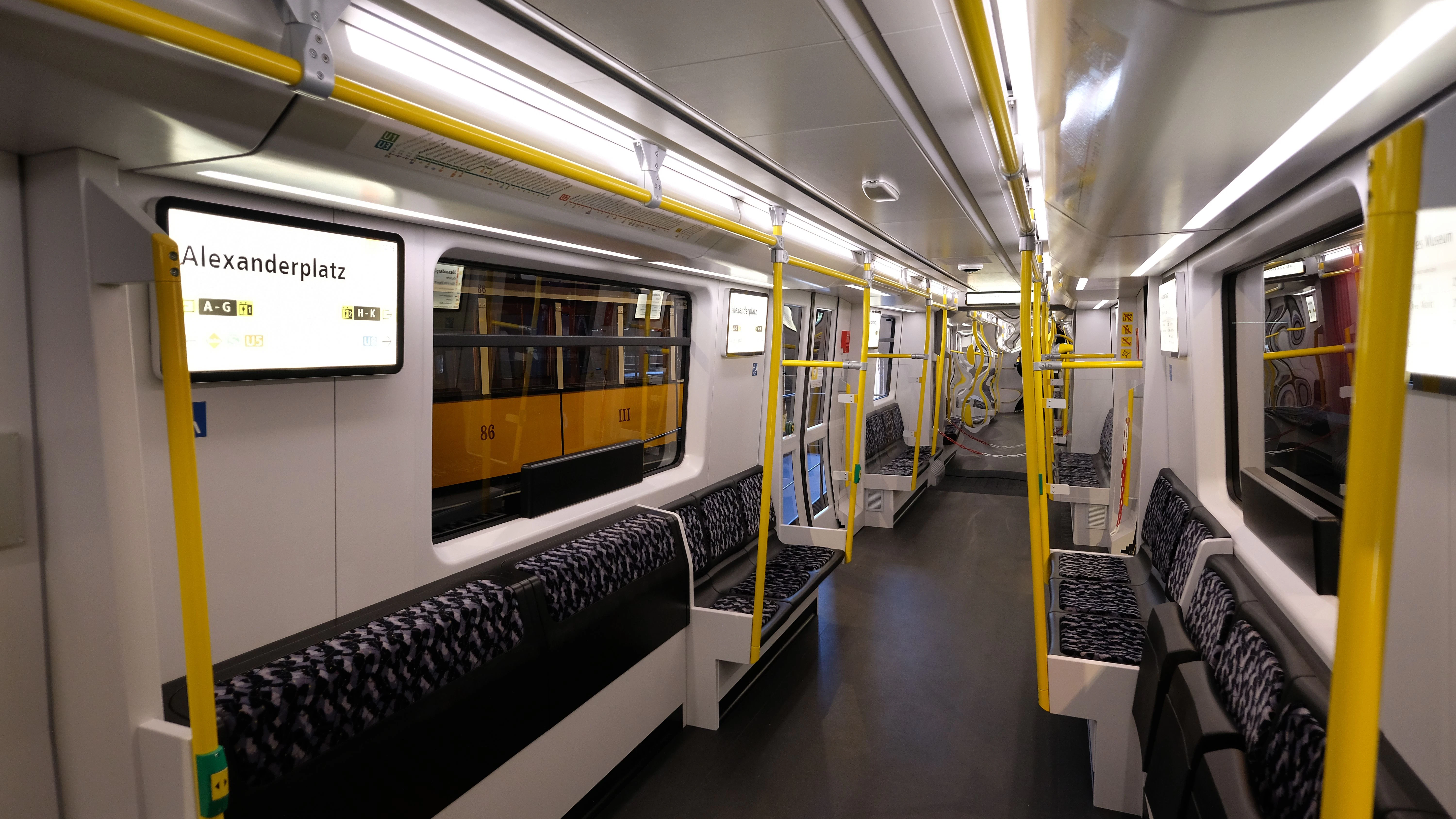 In zahlreichen BVG-Fahrzeugen sind die Sitzbezüge im Nachtlinien-Design gestaltet. Es wird auch die neue U-Bahn-Generation prägen, wie das 1:1-Modell der neuen U-Bahn-Baureihe JK im Technikmuseum zeigt.