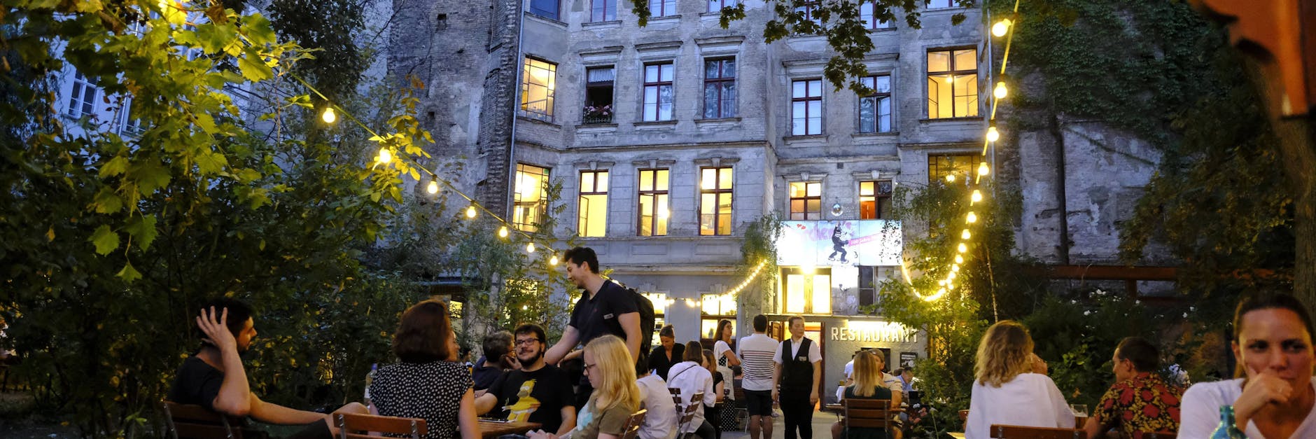 Der Biergarten von Clärchens Ballhaus vor Corona. Öfnungen der Außenterrassen rücken näher, allerdings unter Hygiene-Auflagen.