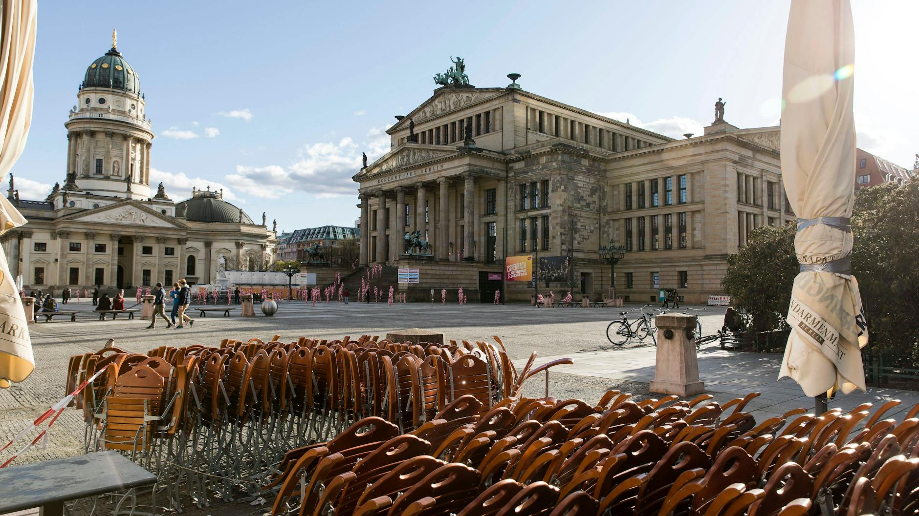 Am Montag hatte die Inzidenz in der Hauptstadt bei 100,8 gelegen und damit vorerst Bestrebungen des Senats zunichte gemacht, baldige Öffnungen einzuleiten.