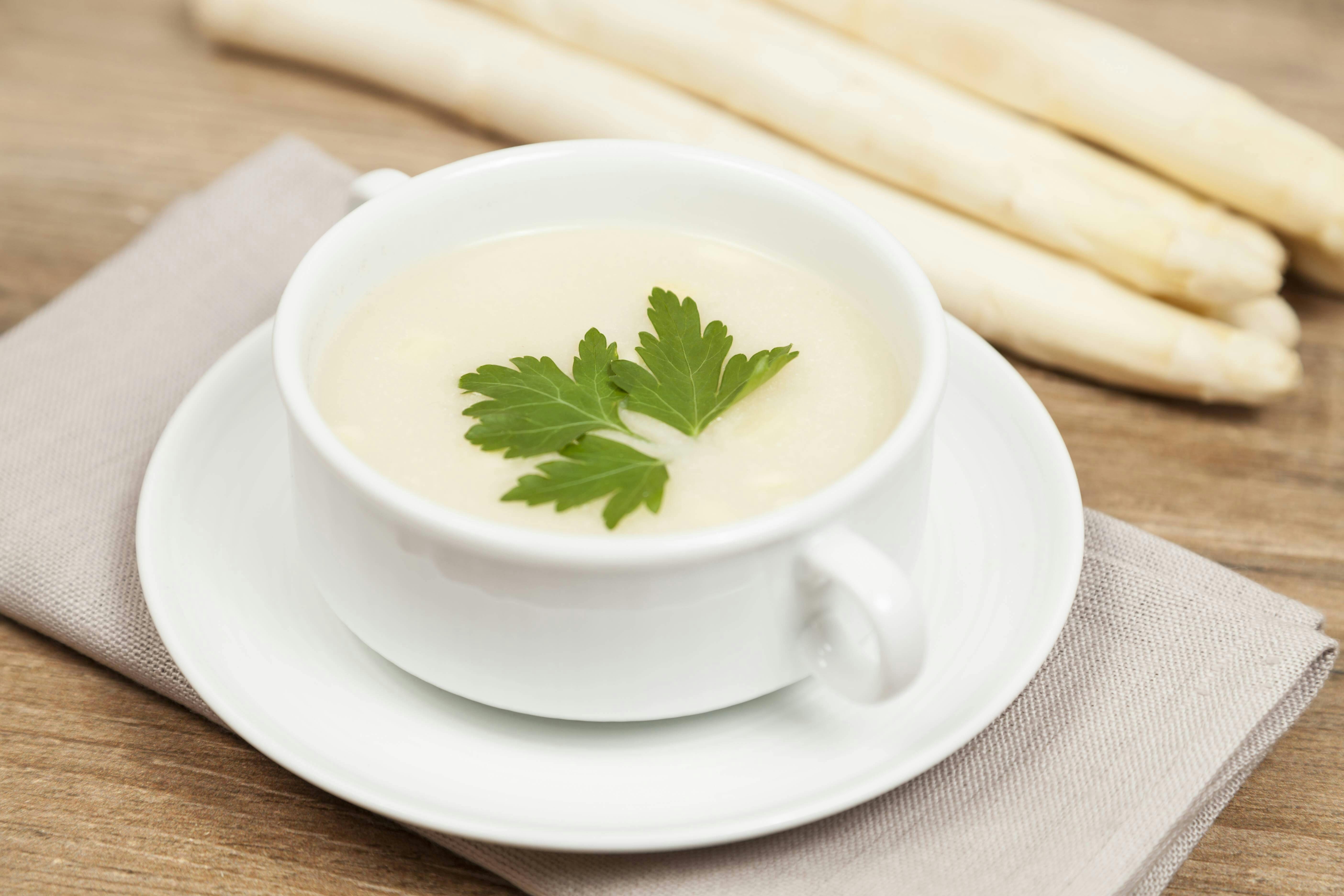 Cremige Spargelsuppe: Aus diesen Resten zaubern sie den Gaumenschmaus