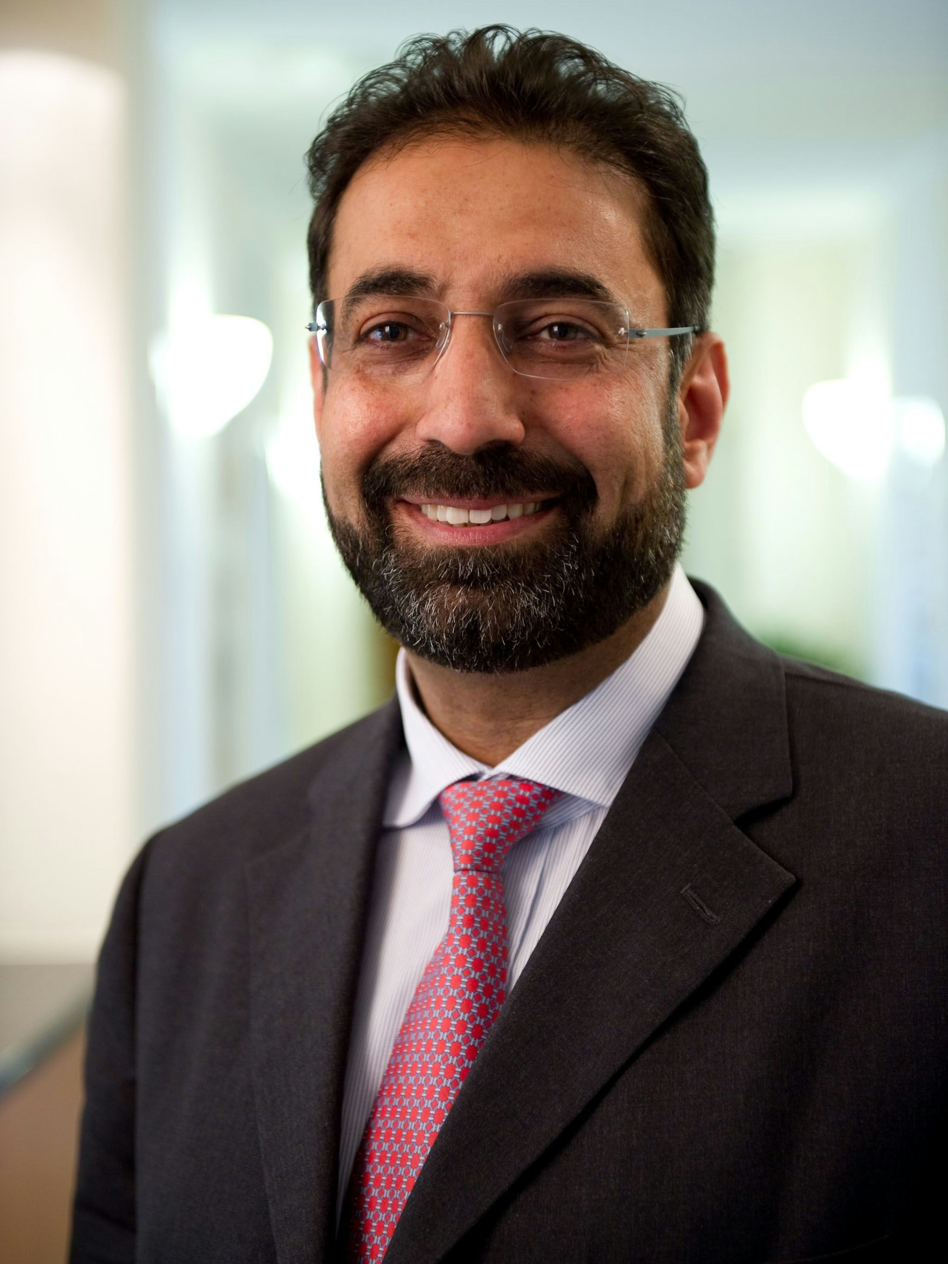 Dr. Munther Sabarini ist Neurochirurg und Gründer der Avicenna-Klinik in Berlin und weiß, was dem Rücken wirklich gut tut.