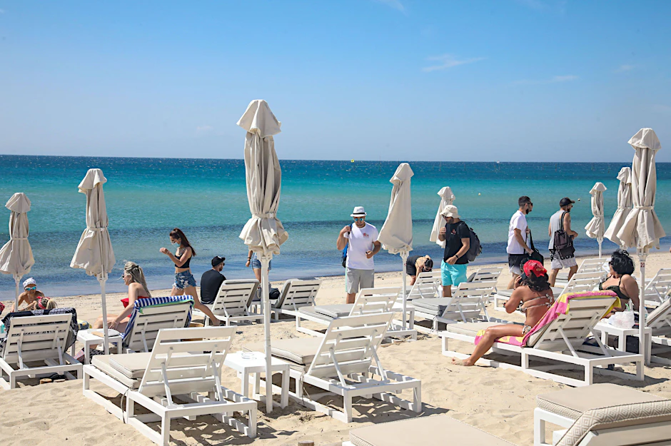 Ein Strand im griechischen Thessaloniki Anfang Mai
