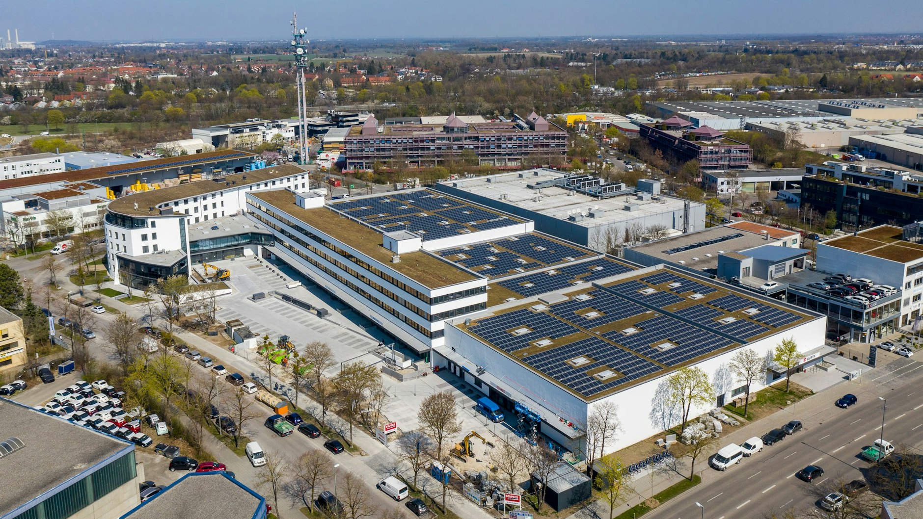 Das Centro Tesoro, ein in die Jahre gekommener Bürokomplex in München, ist heute ein Beispiel für nachhaltiges Bauen und Bewirtschaftung von Büroimmobilien. Auf den Flachdächern wurden 428 Kilowatt Photovoltaik installiert.