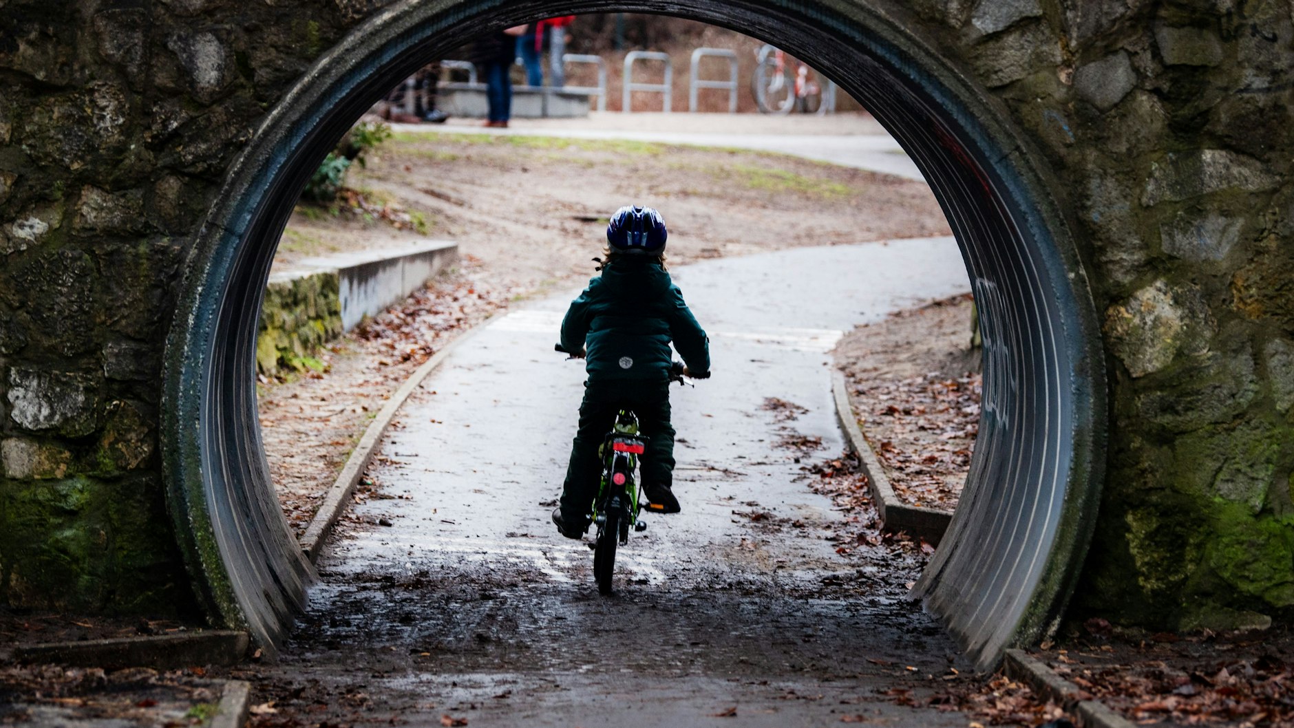 Berlin: Ein Kind radelt durch einen Tunnel in einem Park in Berlin. In der Corona-Pandemie beschäftigen sich viele Kinder eher am Bildschirm als mit Aktivitäten an der frischen Luft.