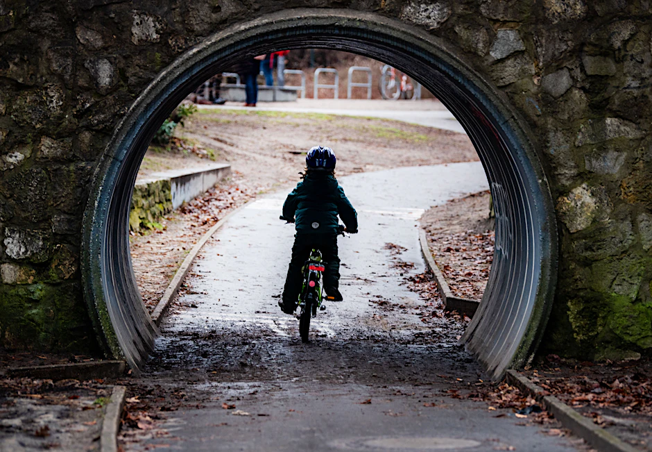 Berlin: Ein Kind radelt durch einen Tunnel in einem Park in Berlin. In der Corona-Pandemie beschäftigen sich viele Kinder eher am Bildschirm als mit Aktivitäten an der frischen Luft.
