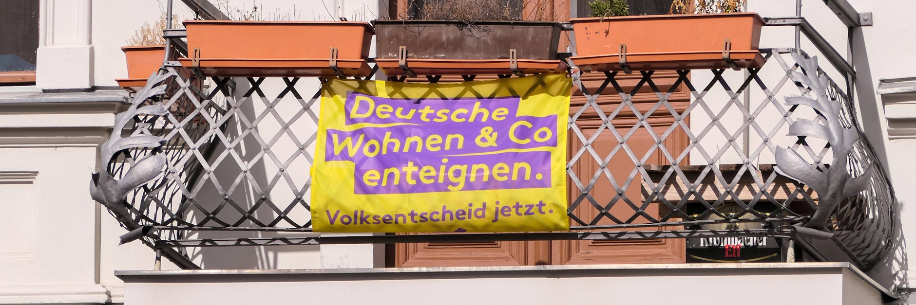 Wohnhäuser in der Nähe vom Chamissoplatz im Bezirk Kreuzberg: Mieter werben für den Volksentscheid „Deutsche Wohnen und Co enteignen“.