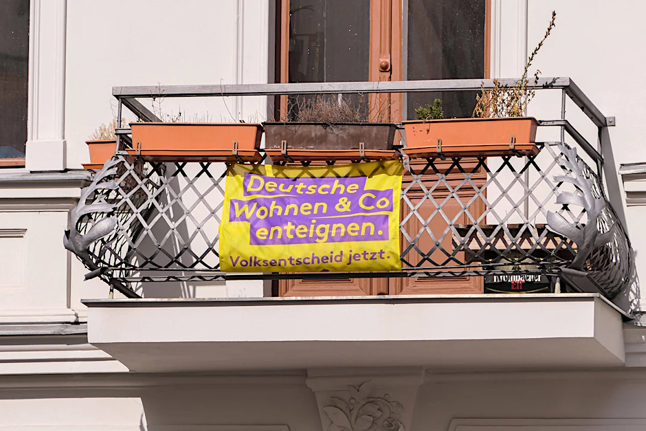 Wohnhäuser in der Nähe vom Chamissoplatz im Bezirk Kreuzberg: Mieter werben für den Volksentscheid „Deutsche Wohnen und Co enteignen“.