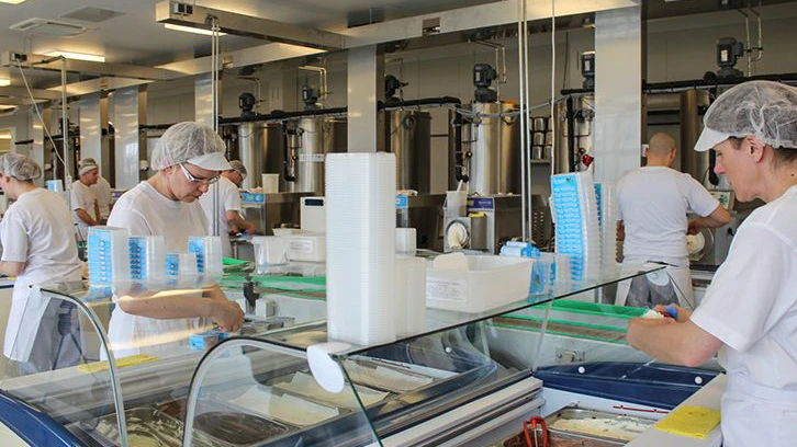 Die Eismanufaktur Florida Eis am Zeppelinpark in Spandau hat 2015 damit begonnen, ihre Produktion und die Lieferkette konsequent auf saubere Energien umzustellen.