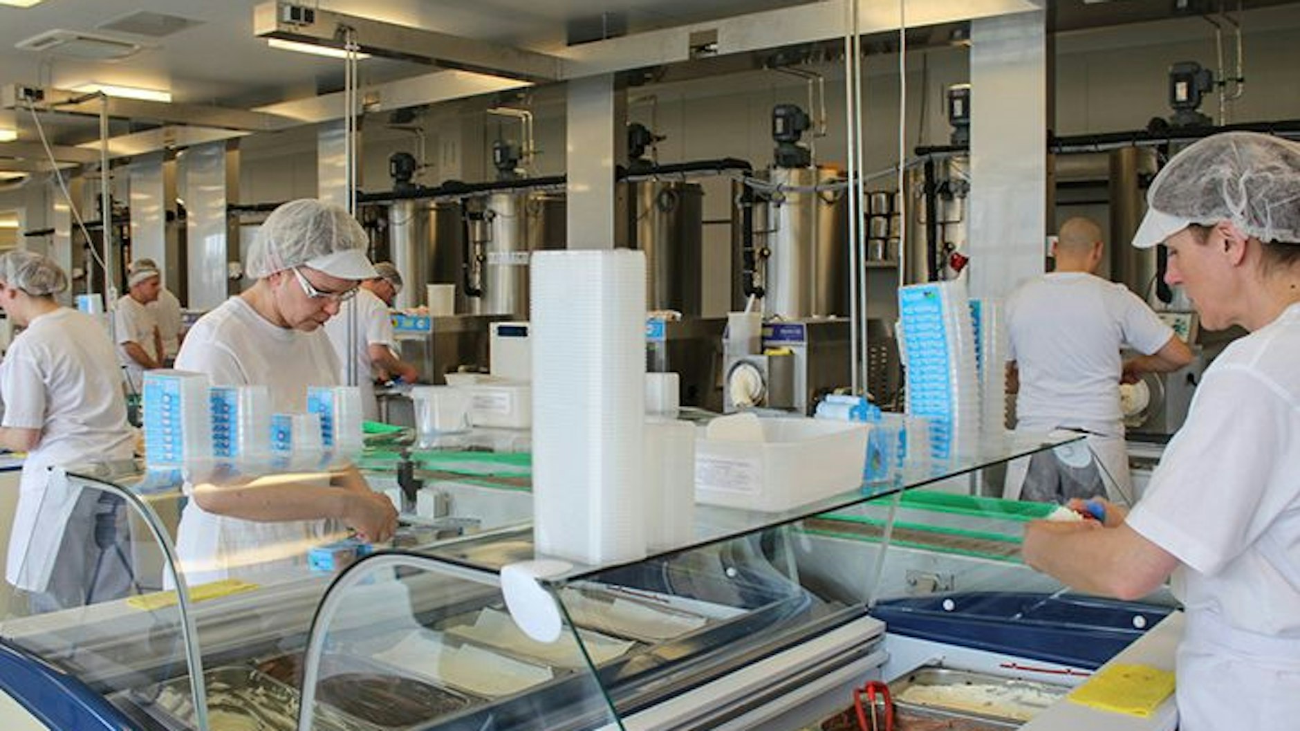 Die Eismanufaktur Florida Eis am Zeppelinpark in Spandau hat 2015 damit begonnen, ihre Produktion und die Lieferkette konsequent auf saubere Energien umzustellen.