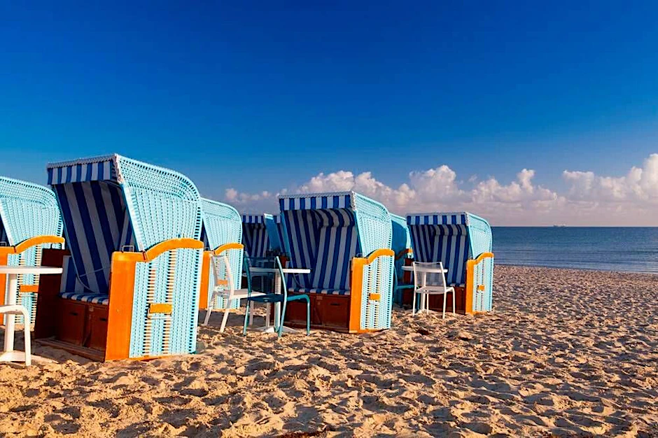 Holt die Strandkörbe raus: Der Sommerurlaub an der Ostsee ist gerettet.