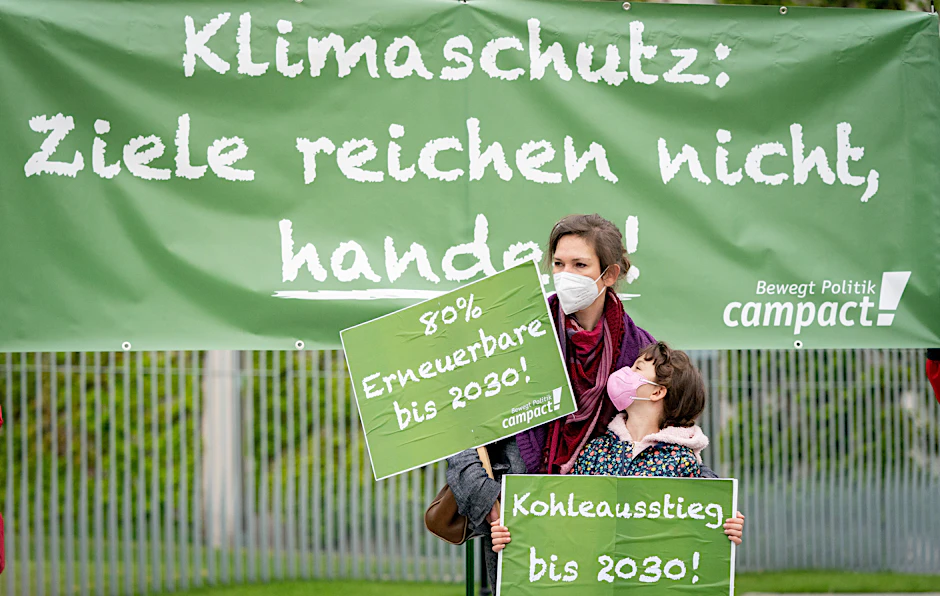 Aktivisten von Compact protestieren am Mittwoch vor dem Bundeskanzleramt.
