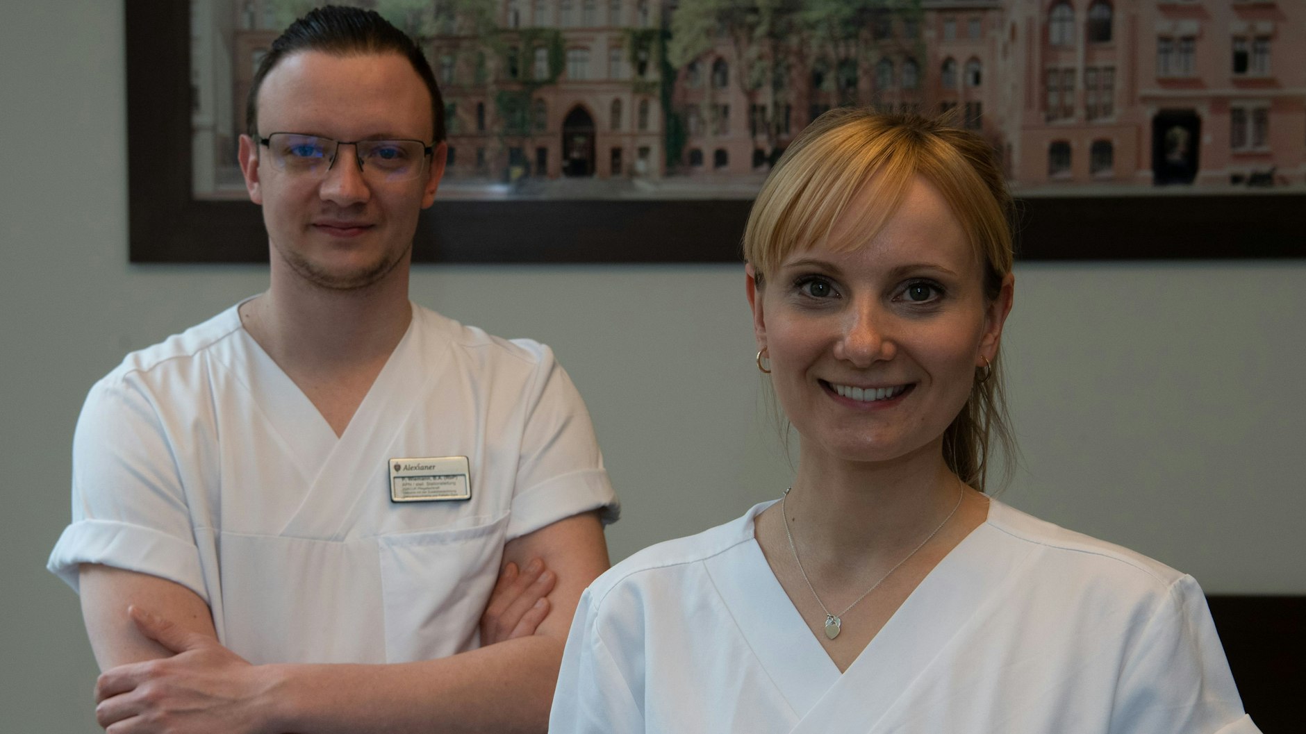Die Krankenpflegerin Marie Sohn (r.) und ihr Kollege Philipp Wiemann leiten die&nbsp;geriatrische Spezialstation im St. Hedwig-Krankenhaus in Berlin.