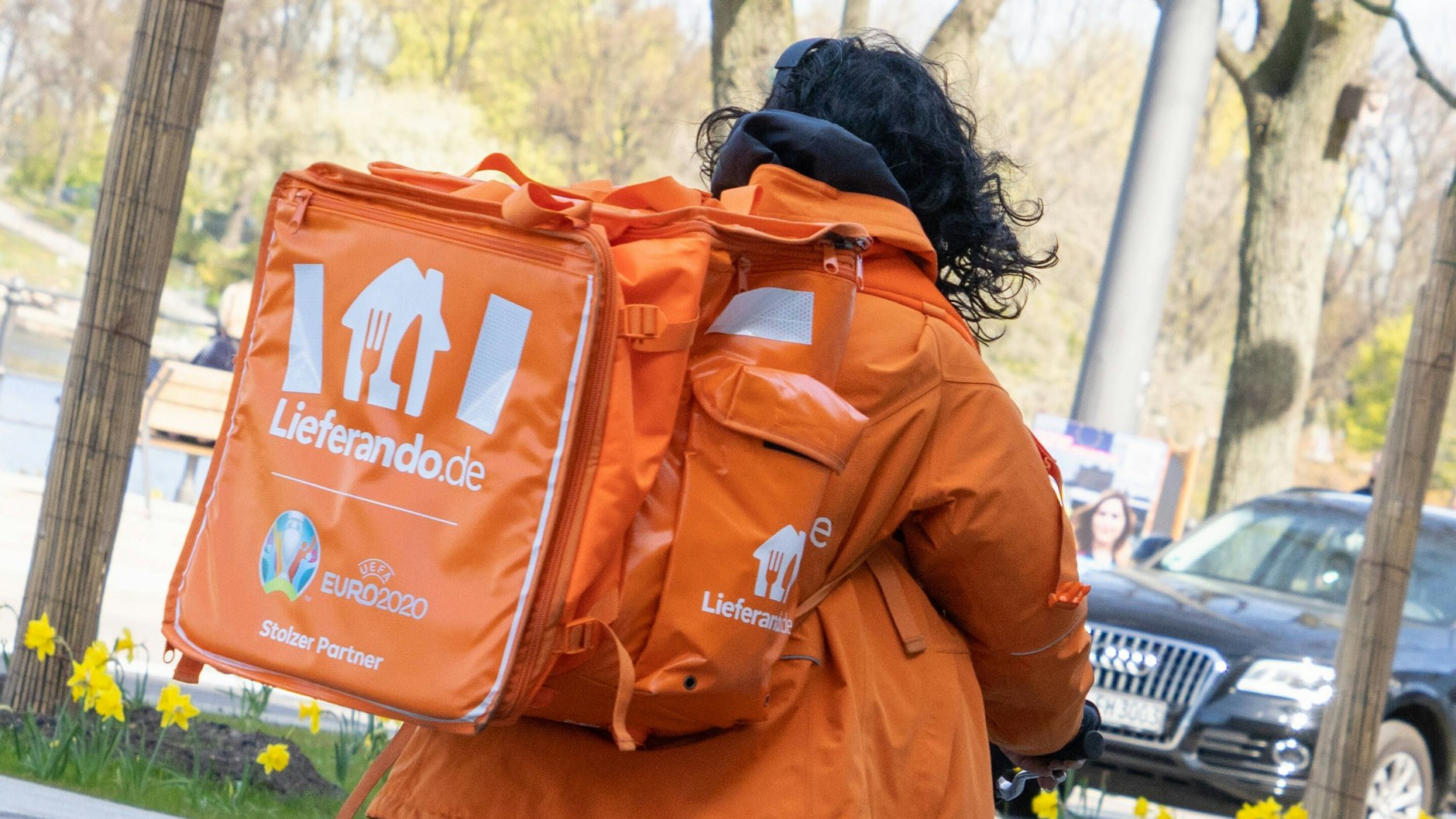 Lieferando-Kuriere sollen statt Pizza und Burger künftig auch Aspirin und Zahnpasta liefern.