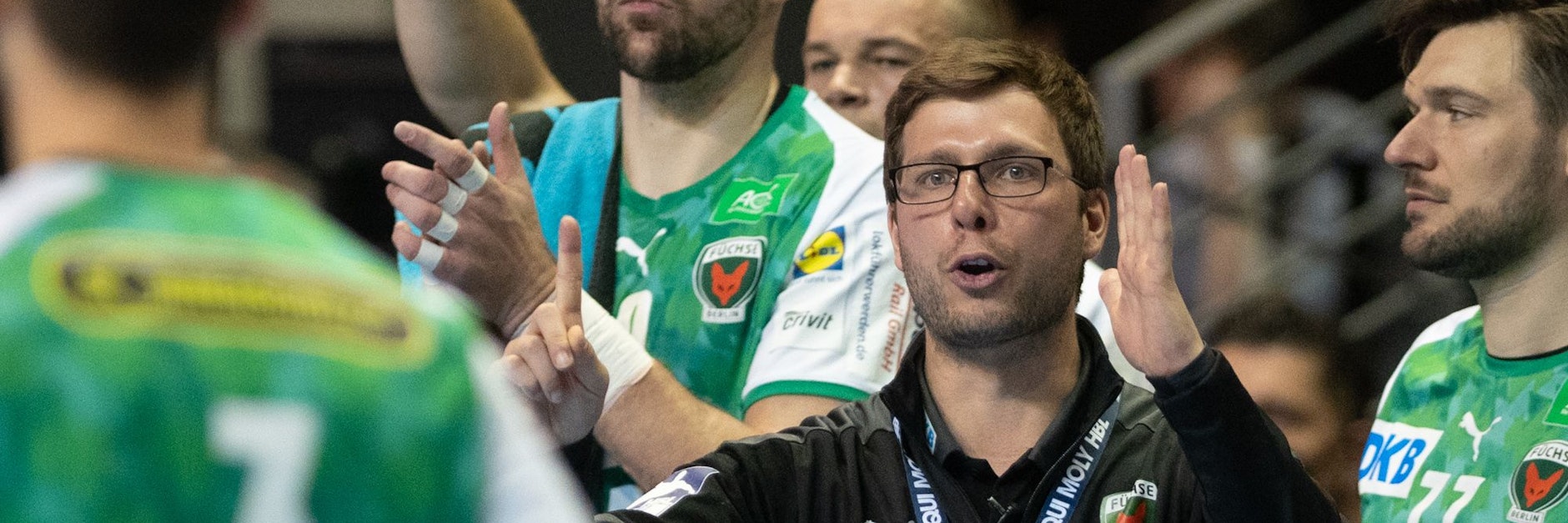 Füchse-Trainer Jaron Siewert schwört seine Spieler auf die Auswärtspartie in Hannover-Burgdorf ein.