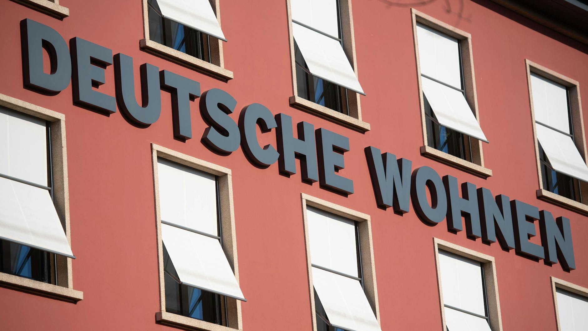 Schriftzug „Deutsche Wohnen“ am Firmensitz des Immobilienunternehmens.