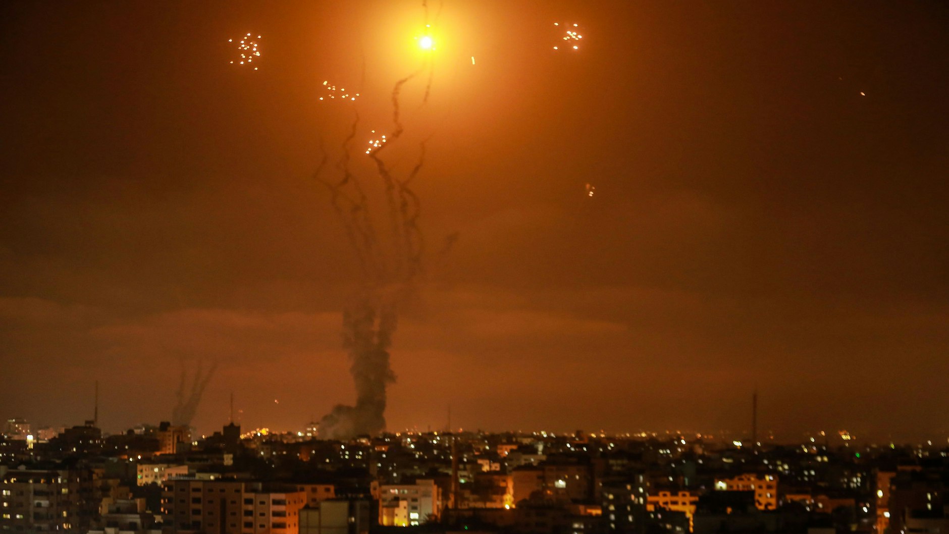 Gaza-Stadt: Israels Luftabwehrsystem fängt Raketen ab, die von der islamistischen Hamas aus dem Gazastreifen in Richtung Israel abgefeuert werden.