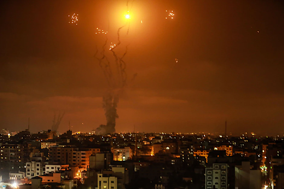 Gaza-Stadt: Israels Luftabwehrsystem fängt Raketen ab, die von der islamistischen Hamas aus dem Gazastreifen in Richtung Israel abgefeuert werden.