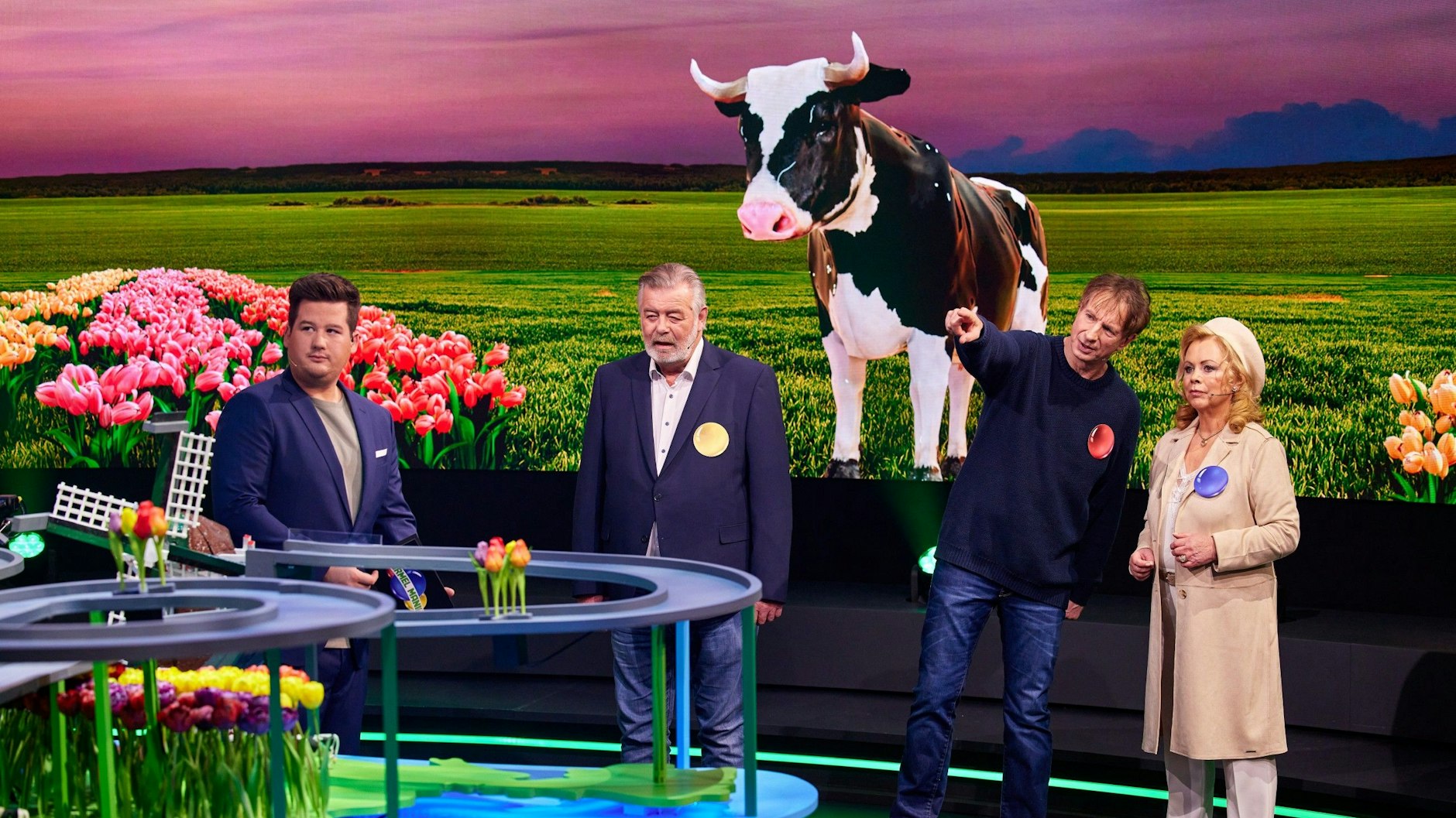 Die Promis sehen ihren Murmeln bei „Murmel Mania“ beim Kullern zu. Zumindest sind die Bahnen sehr liebevoll gebaut.