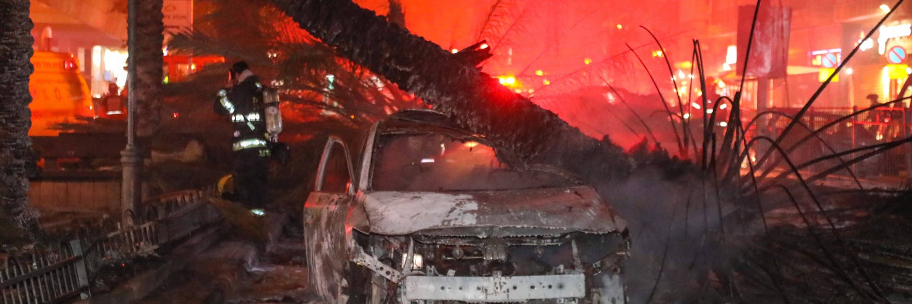 Zerstörungen nach einem Raketenangriff auf den Vorort Holon südlich von Tel Aviv.
