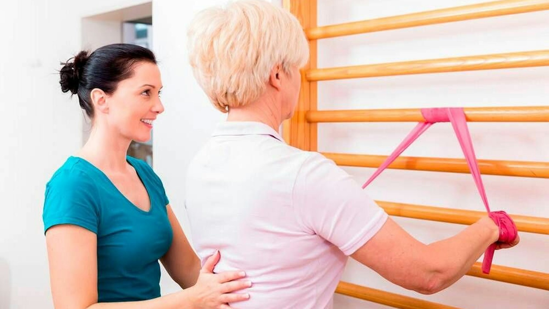 Mit regelmäßiger Gymnastik lassen sich das Muskelkorsett stärken und die Wirbelsäule entlasten.