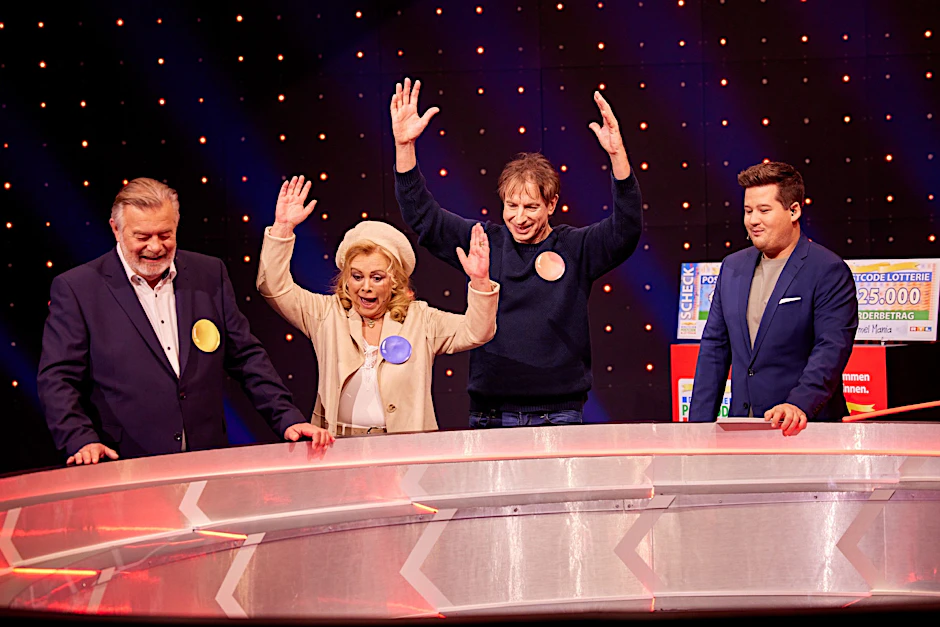 Harry Wijnvoord, Marijke Amado, Ingolf Lück und Moderator Chris Tall in der ersten Folge von „Murmel Mania“.