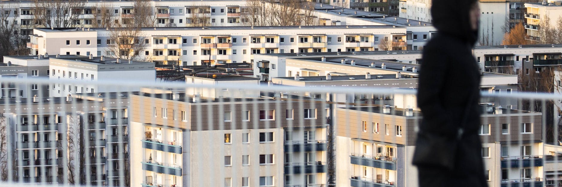 Sozialwohnungen in Marzahn und Hellersdorf. Hier war die Inzidenz am Dienstag noch deutlich überhöht, ist inzwischen aber unter 100 gesunken.