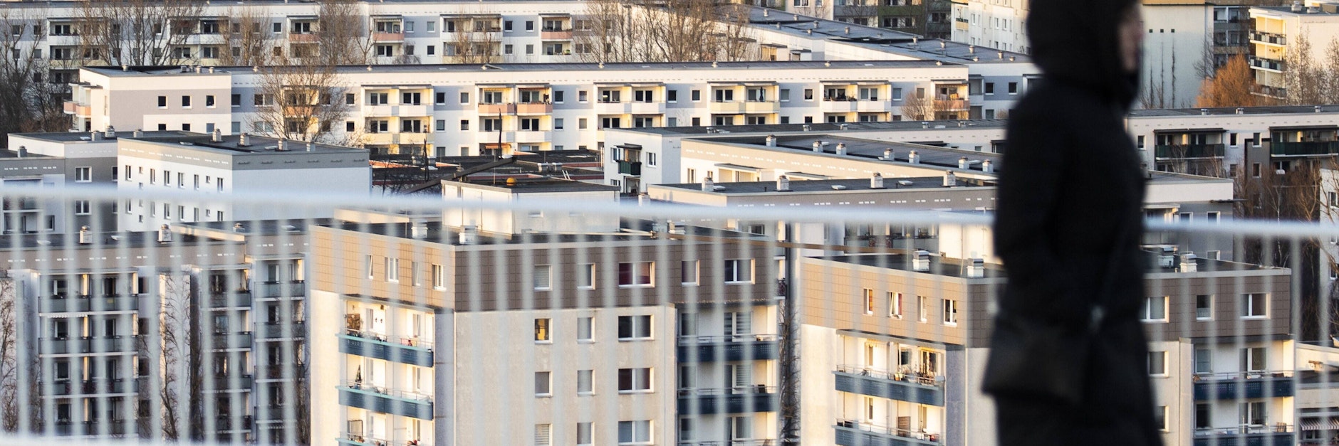 Sozialwohnungen in Marzahn und Hellersdorf. Hier war die Inzidenz am Dienstag noch deutlich überhöht, ist inzwischen aber unter 100 gesunken.