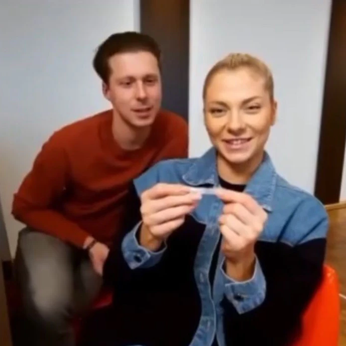 Liest ihren Glückkeks-Spruch vor:&nbsp;GZSZ-Star Valentina Pahde.