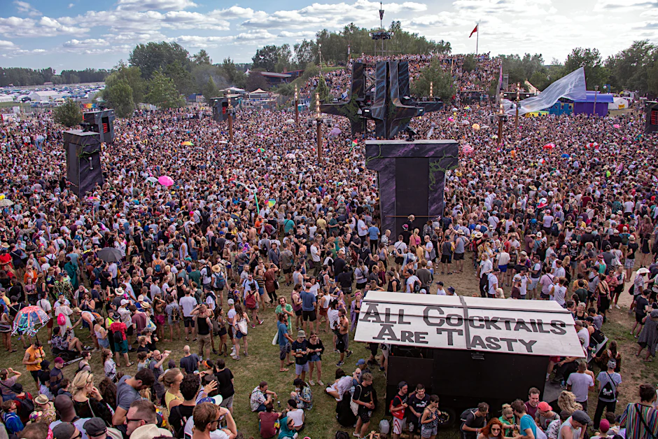 Besucher tanzen vor der Hauptbühne des „Fusion“-Festivals 2019.