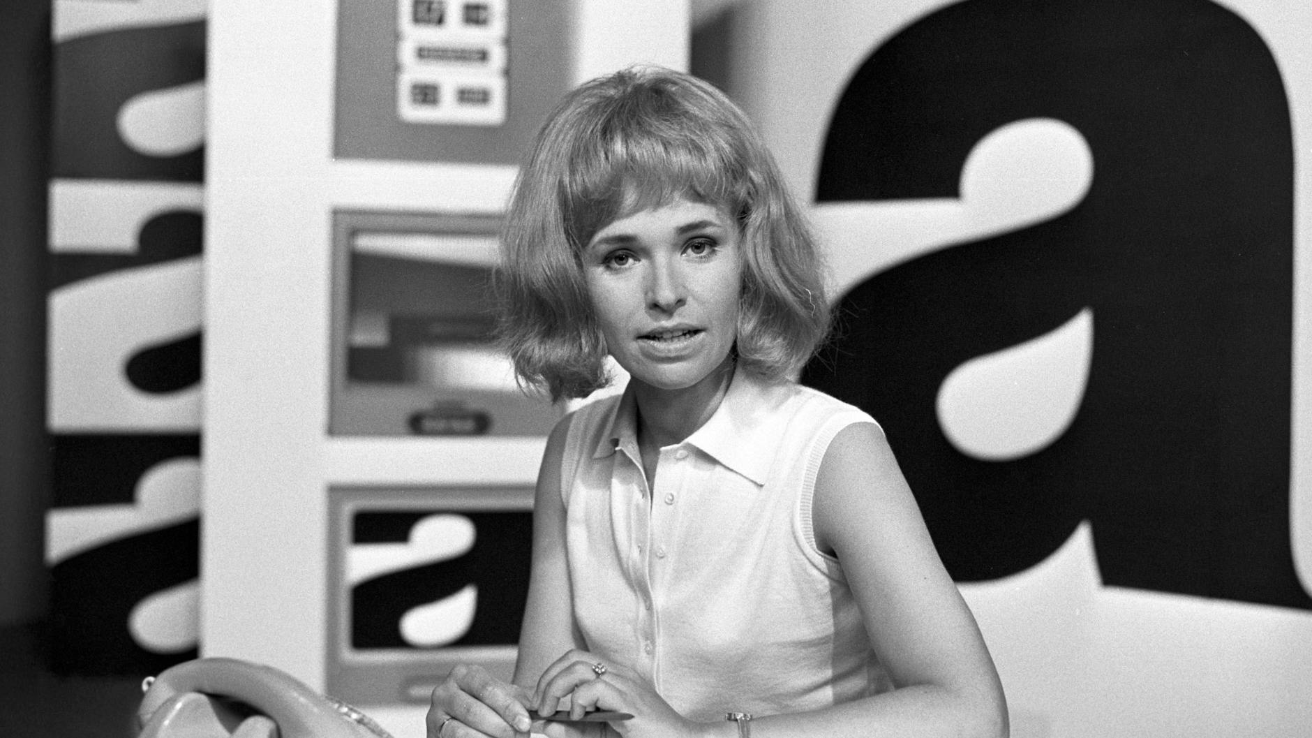 Hannelore Gadatsch moderiert die Abendschau des SWF/SDR/SR. 