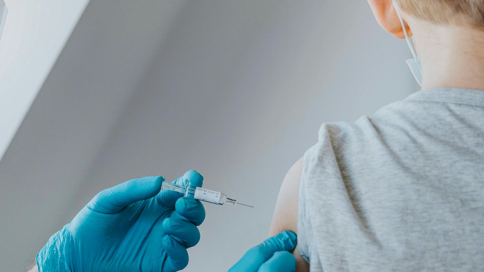 Der Verband der Kinder- und Jugendärzte im Saarland warnt davor, einen Corona-Impfstoff für Kinder und Jugendliche sofort nach dessen Zulassung in der Breite einzusetzen.