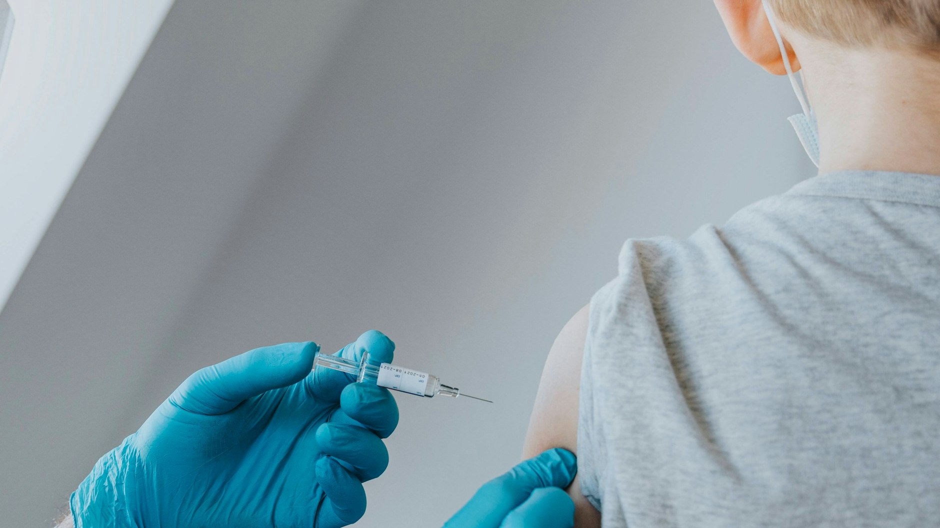 Der Verband der Kinder- und Jugendärzte im Saarland warnt davor, einen Corona-Impfstoff für Kinder und Jugendliche sofort nach dessen Zulassung in der Breite einzusetzen.