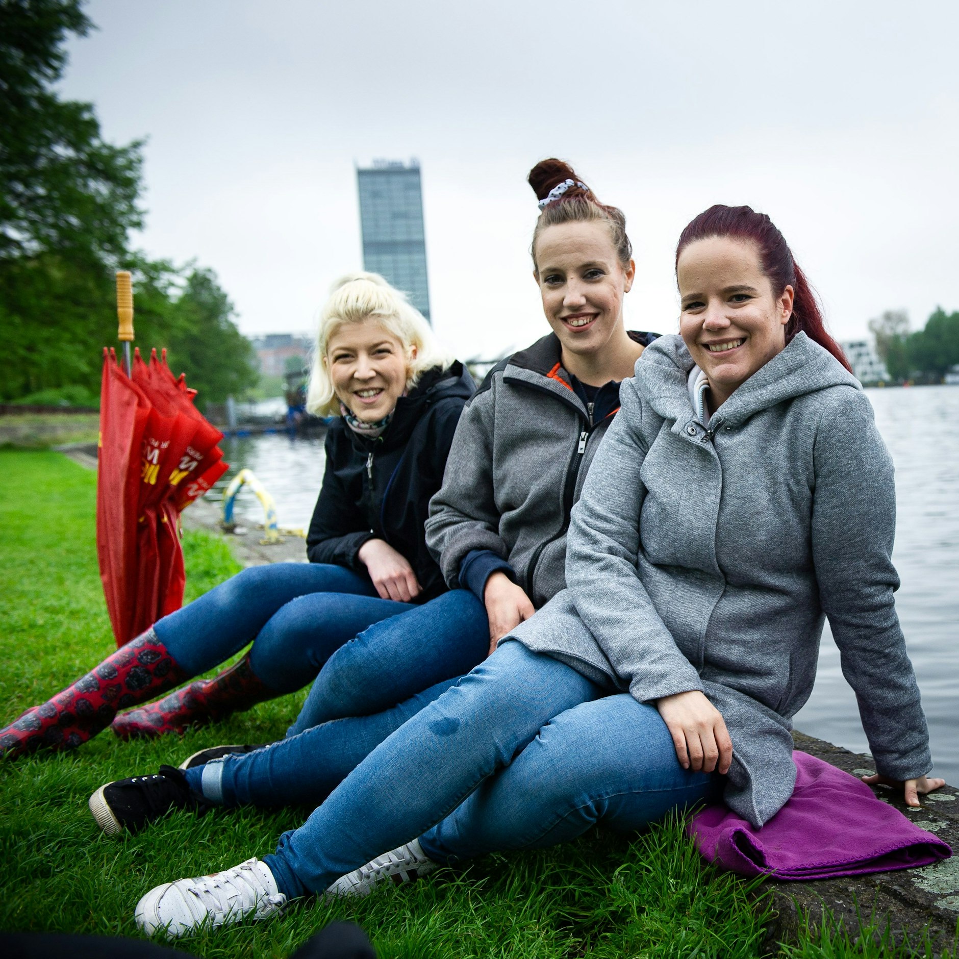 Sie machen den Herrentag zum Frauentag: Steffi, Michaela und Tatjana trotzdem dem Regen mit einem Picknick.