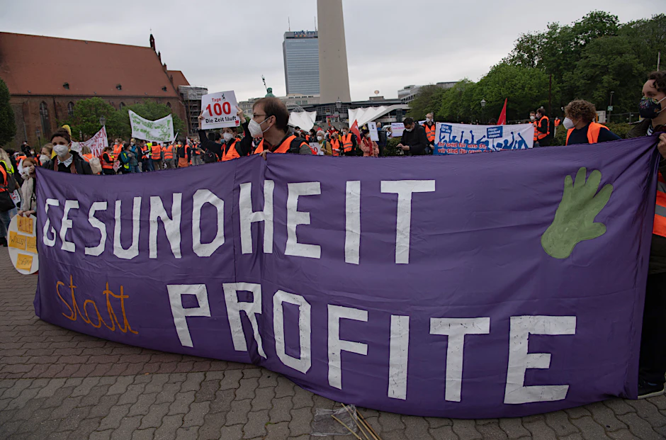 Mitarbeiter von Vivantes und Charité demonstrieren am Tag der Pflege in Berlin.