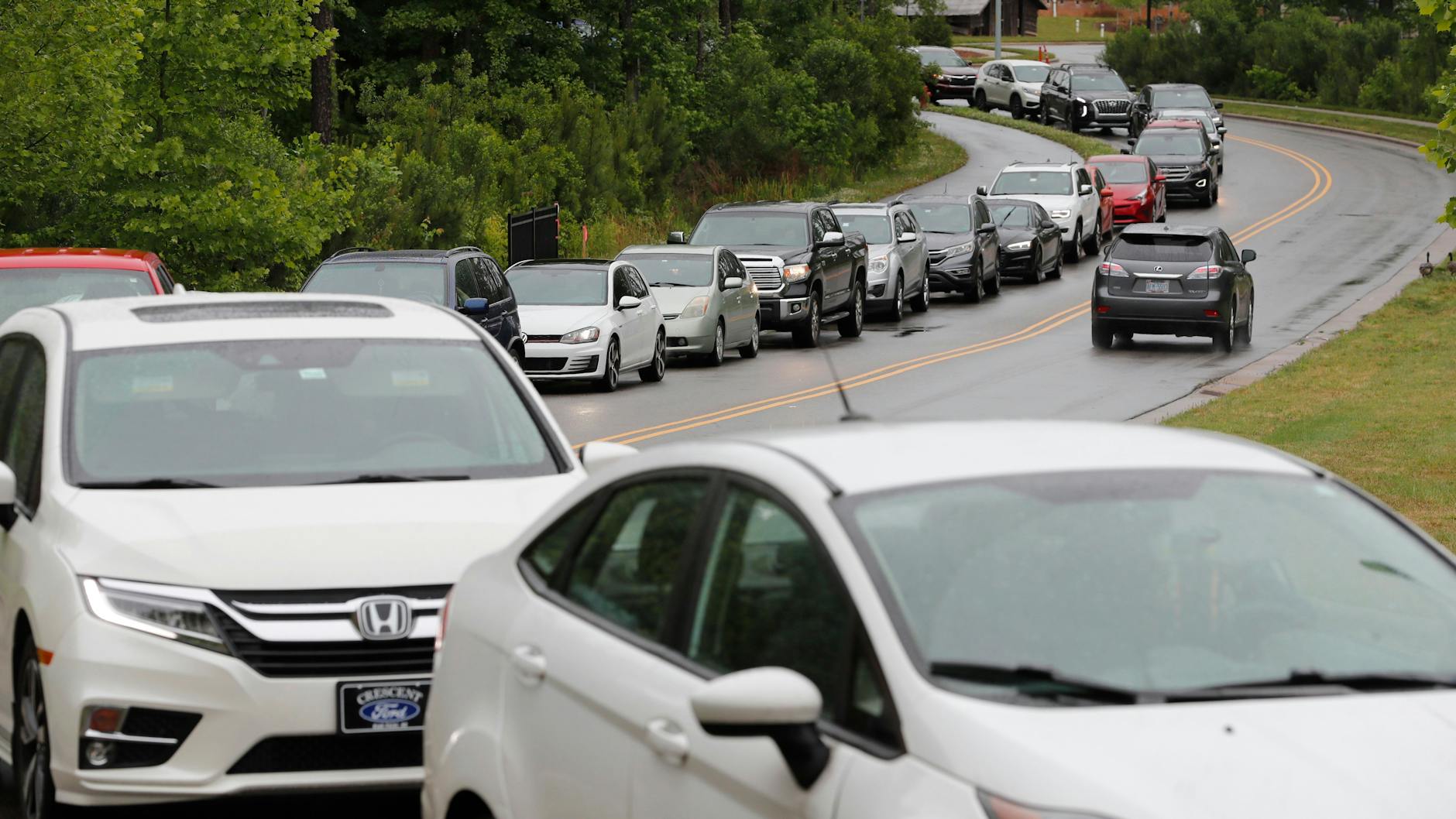 Ansturm auf die Zapfsäulen: Kilometerlange Schlangen bildeten sich vor Tankstellen.