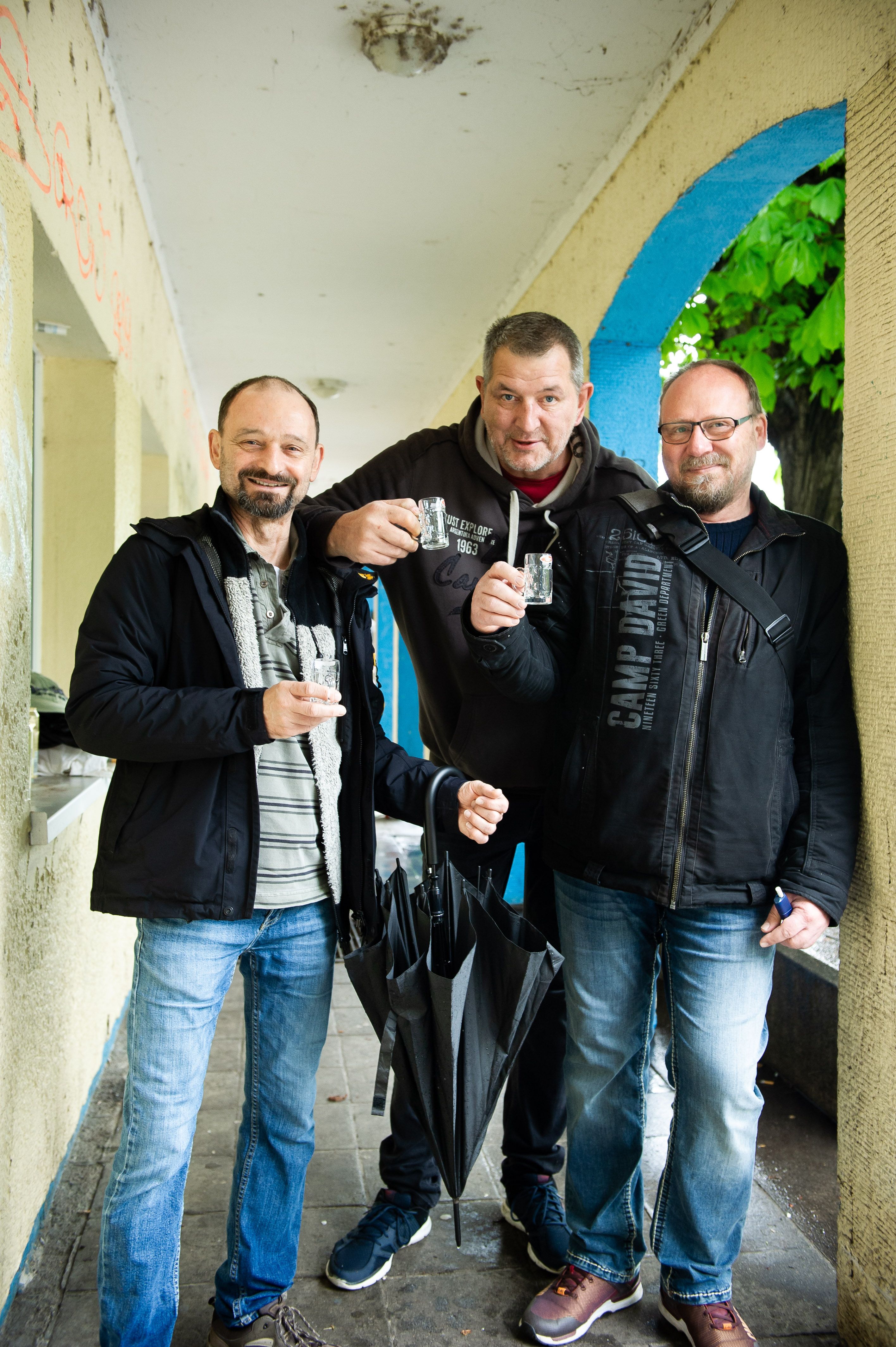 Image - Herrentag unter freiem Himmel: Bier trinken im strömenden Regen