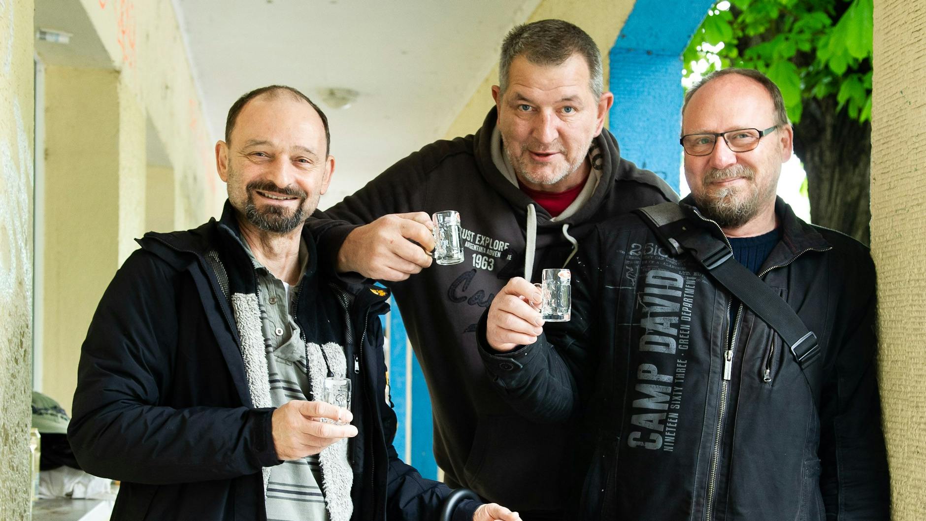 Micha feiert an diesem Himmelfahrtstag seinen 54. Geburtstag mit seinen Freunden Andreas und Michael (v.r.).<br>